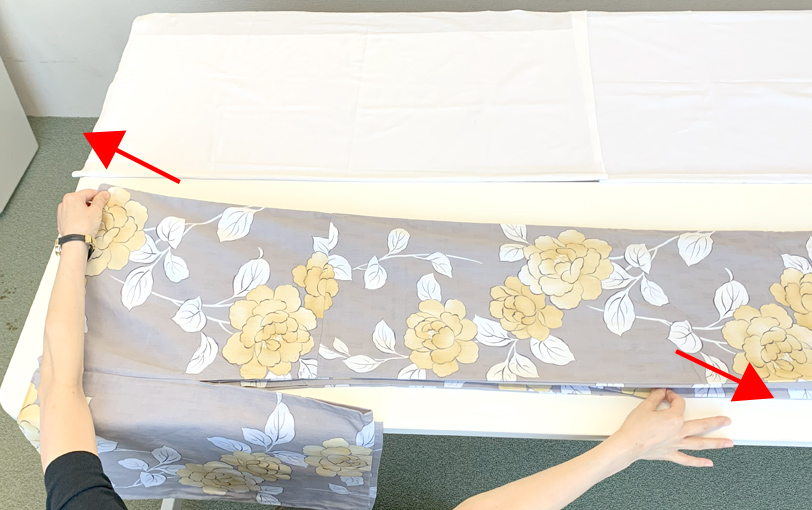 エリと【STEP.04】の箇所を持って矢印方向に軽く引っ張り、シワを伸ばします。