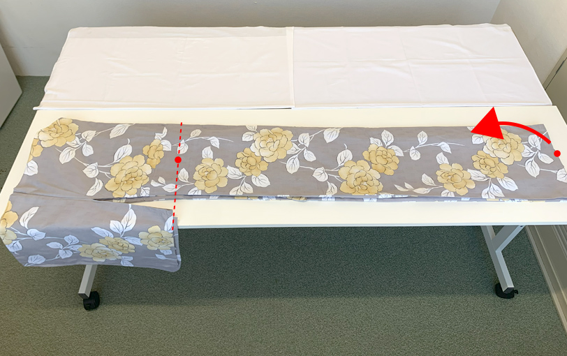 スソを三分の一程度に折り畳みます。