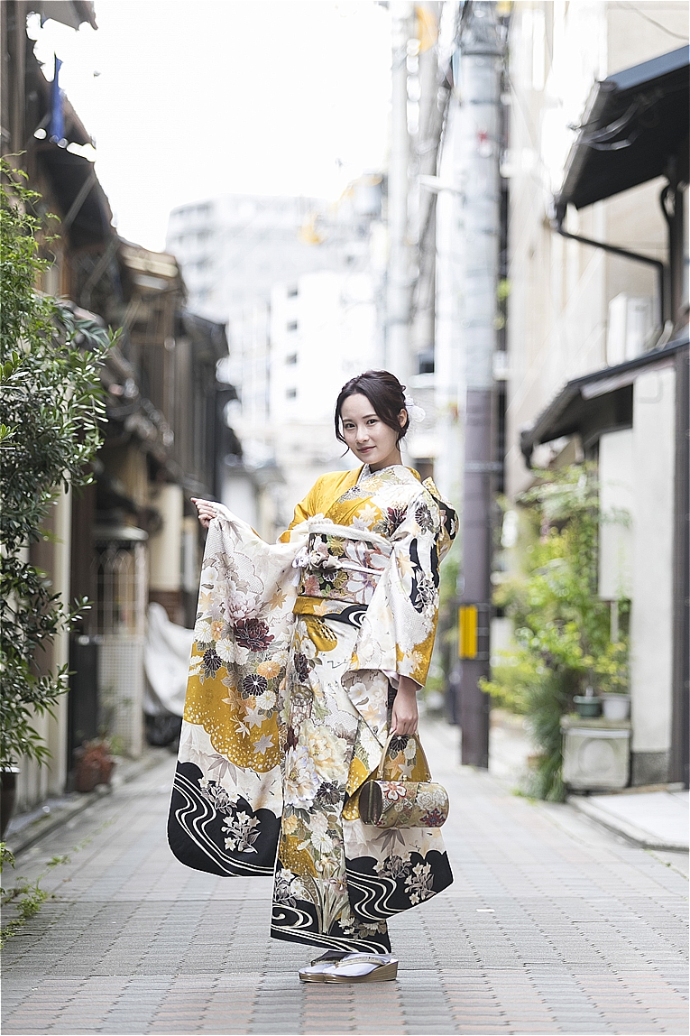 振袖を着て歩く女性