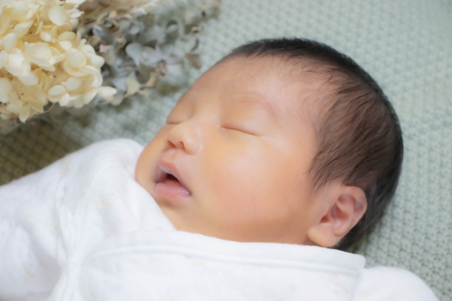 眠っている新生児