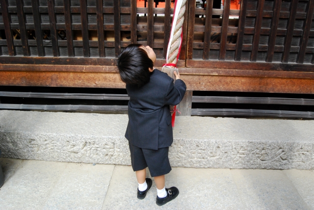 お詣りする男の子
