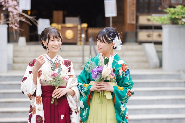 卒業式袴を着て写真撮影する女性