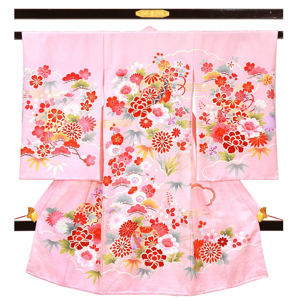 ピンク地に鞠や四季花の祝い着