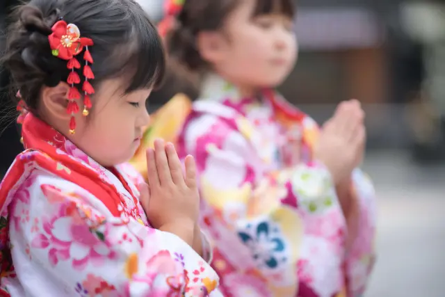 七五三のお詣りをする女の子