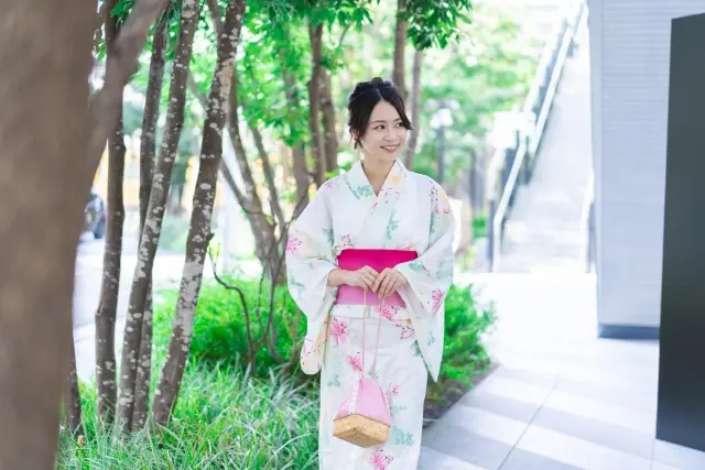 浴衣を着て街を歩く若い女性