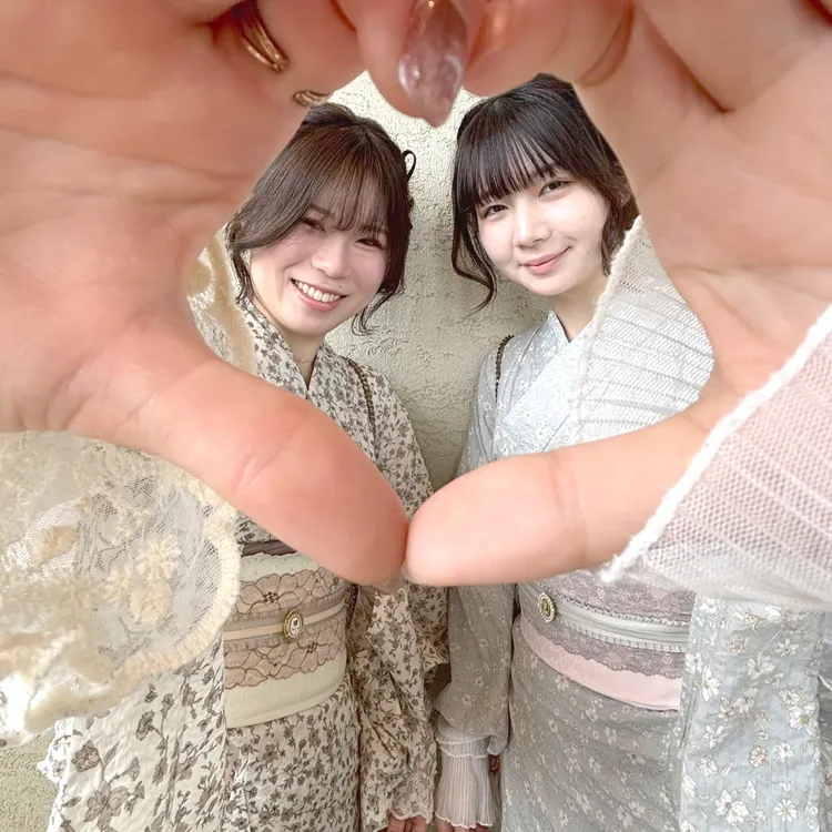 手でハートを作る