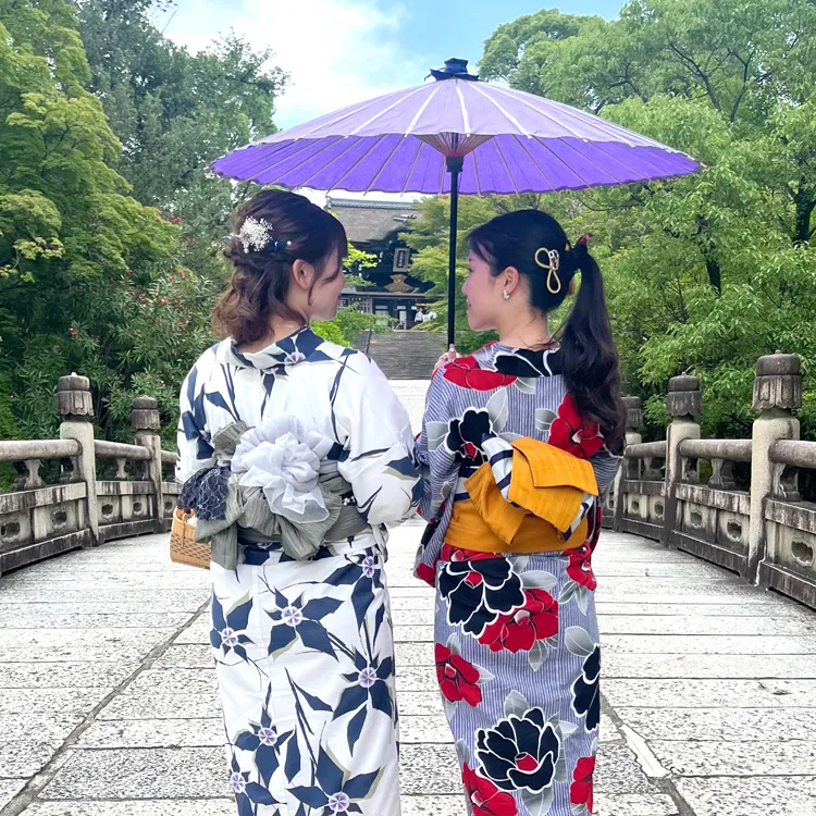和傘を持つ
