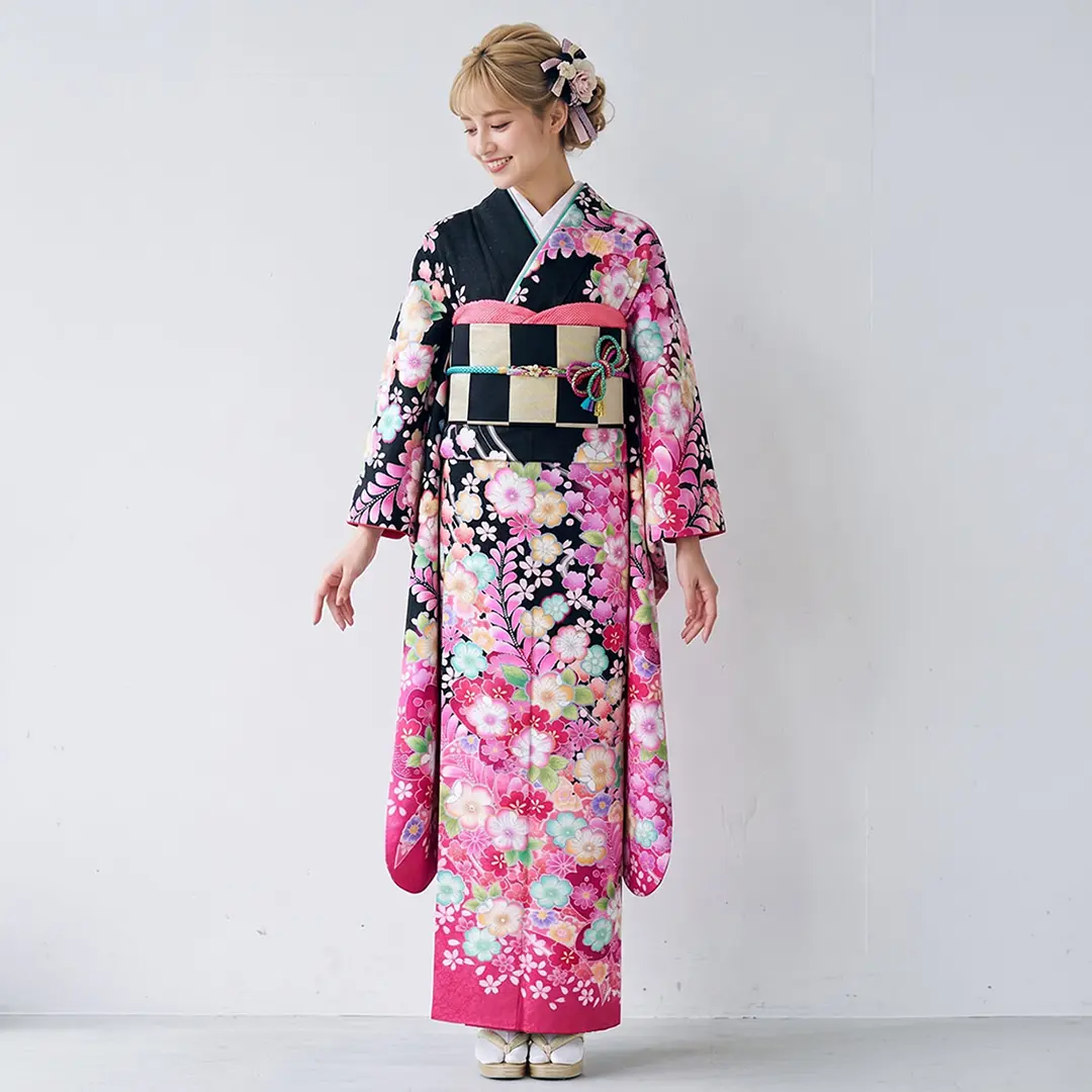 黒地に裾ピンクの辻が花風の振袖／小さめサイズ／着用イメージ
