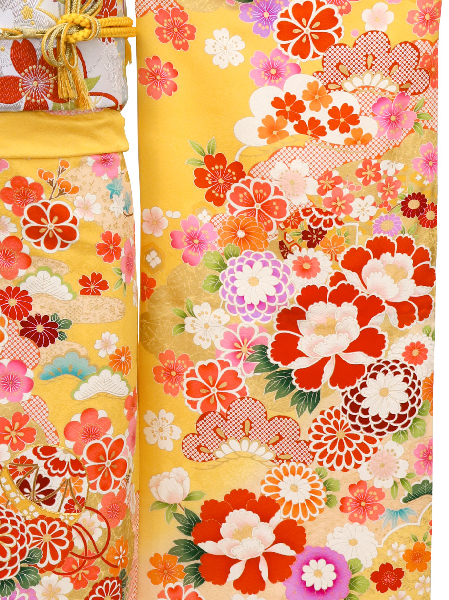 辛子色に鞠と菊に牡丹の振袖