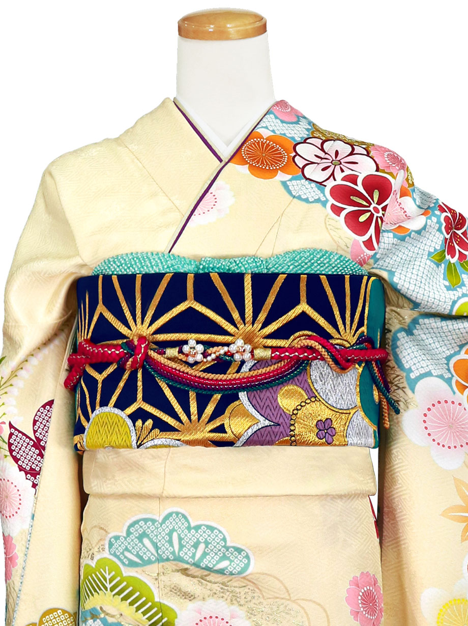 クリームに水色の雲取りの地、花文様の振袖／標準サイズ