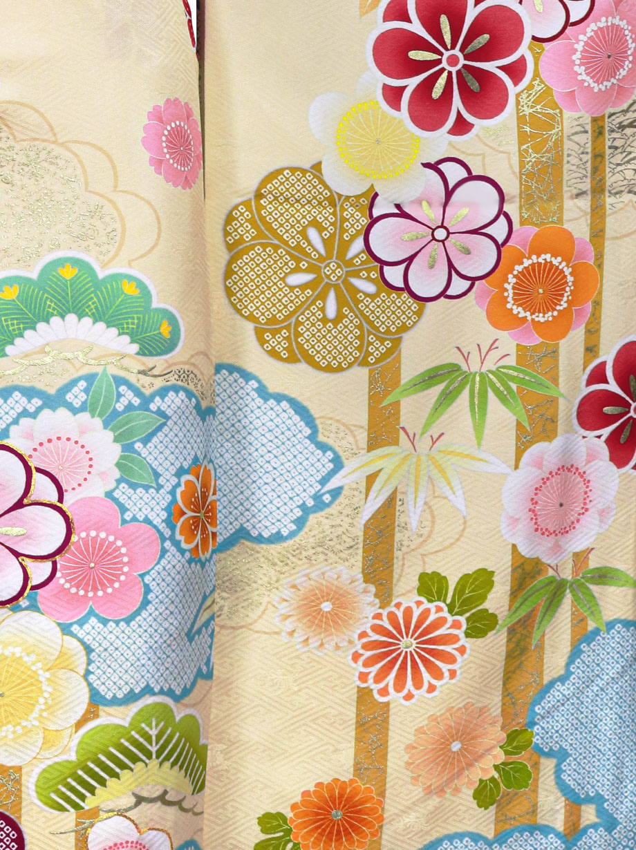 クリームに水色の雲取りの地、花文様の振袖／標準サイズ