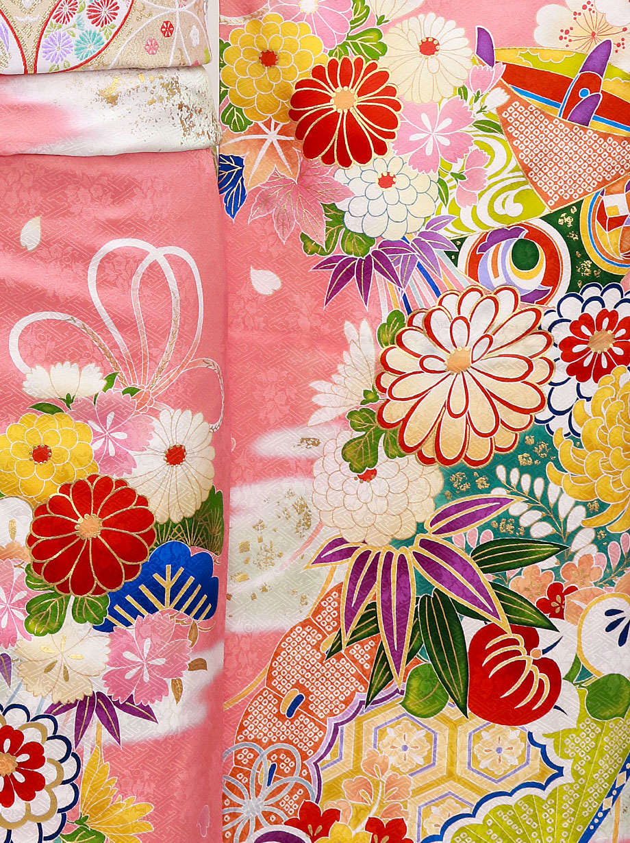 サーモンピンクに菊と糸巻きの振袖／標準サイズ