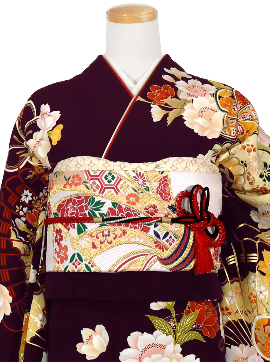 濃い茶地に四季花と松の振袖／標準サイズ