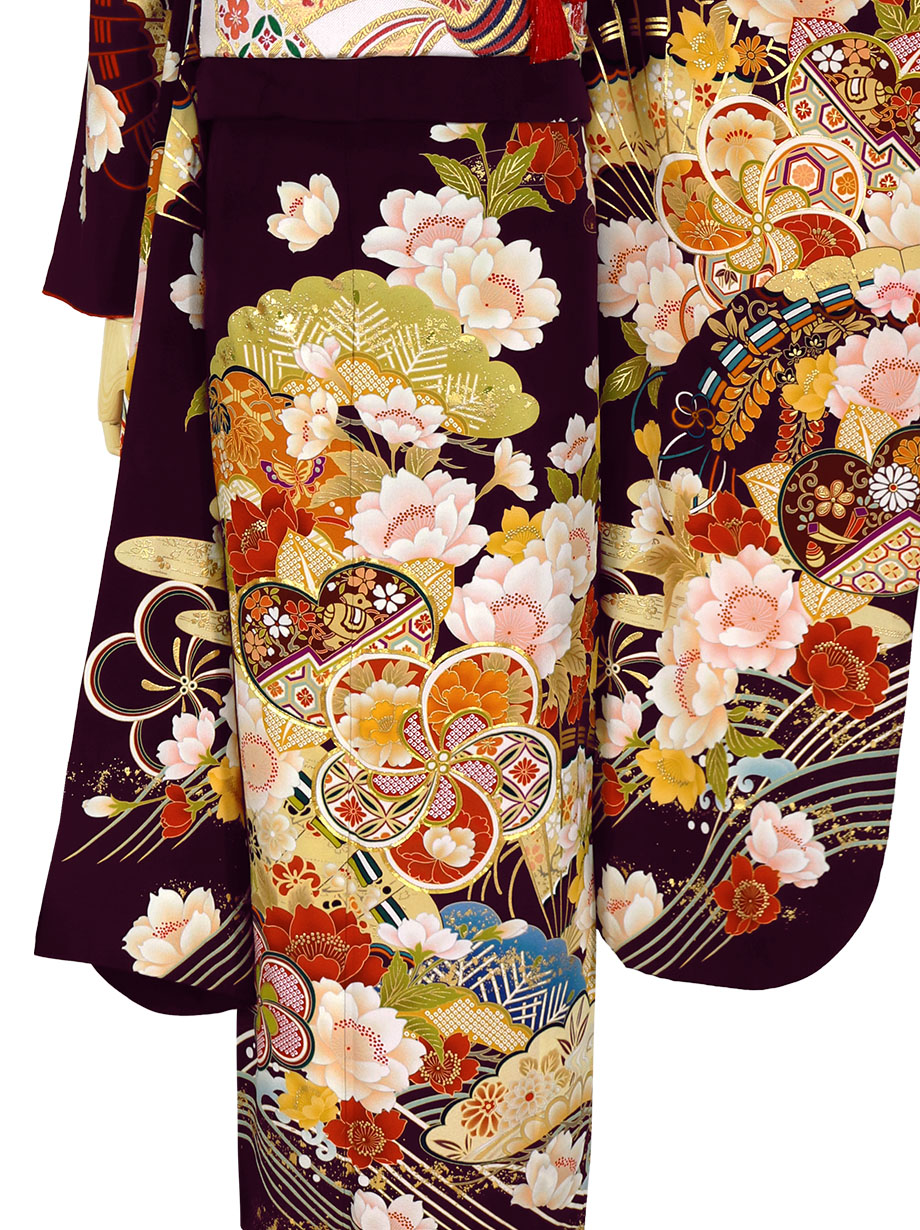 濃い茶地に四季花と松の振袖／標準サイズ