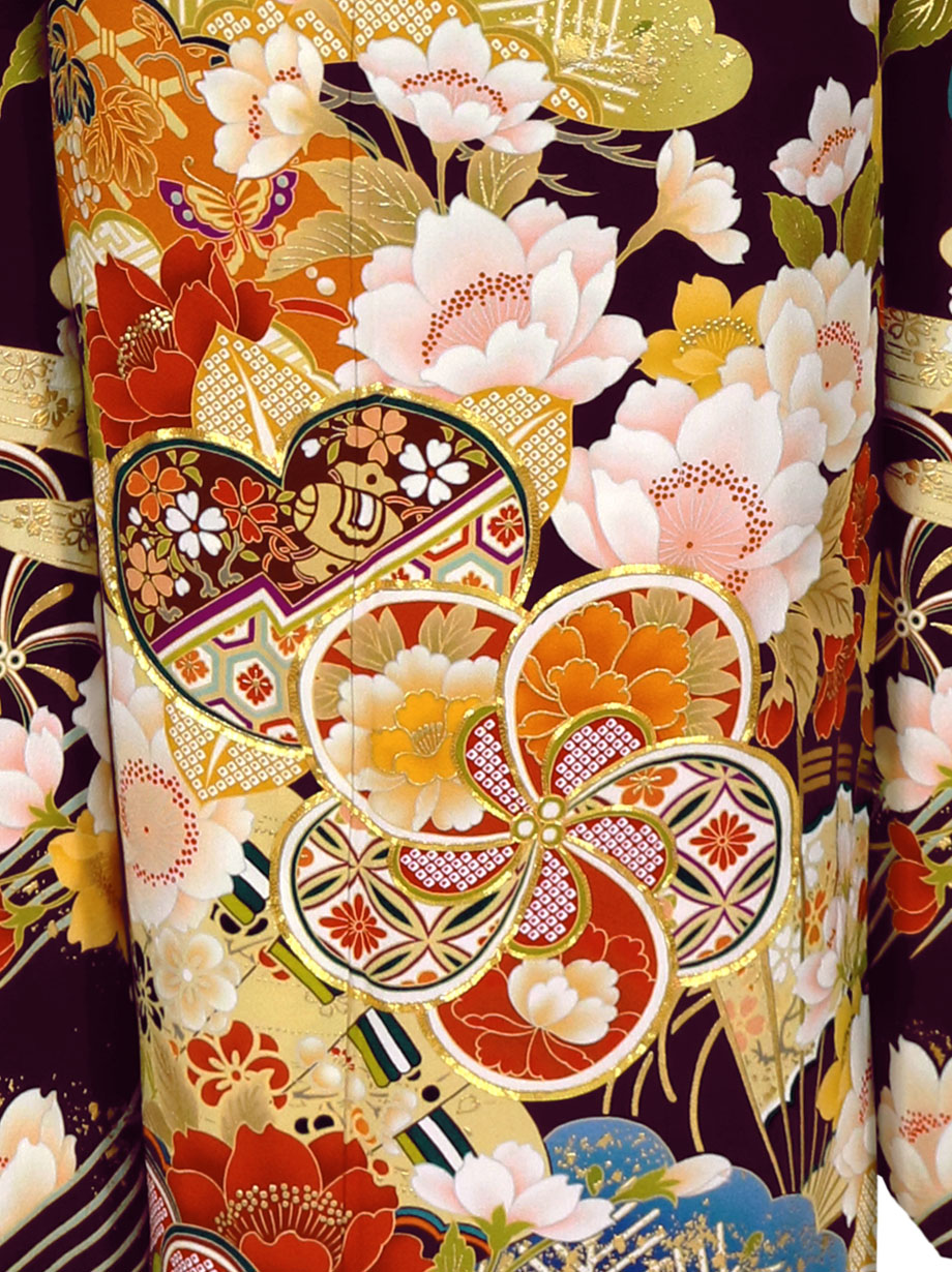 濃い茶地に四季花と松の振袖／標準サイズ