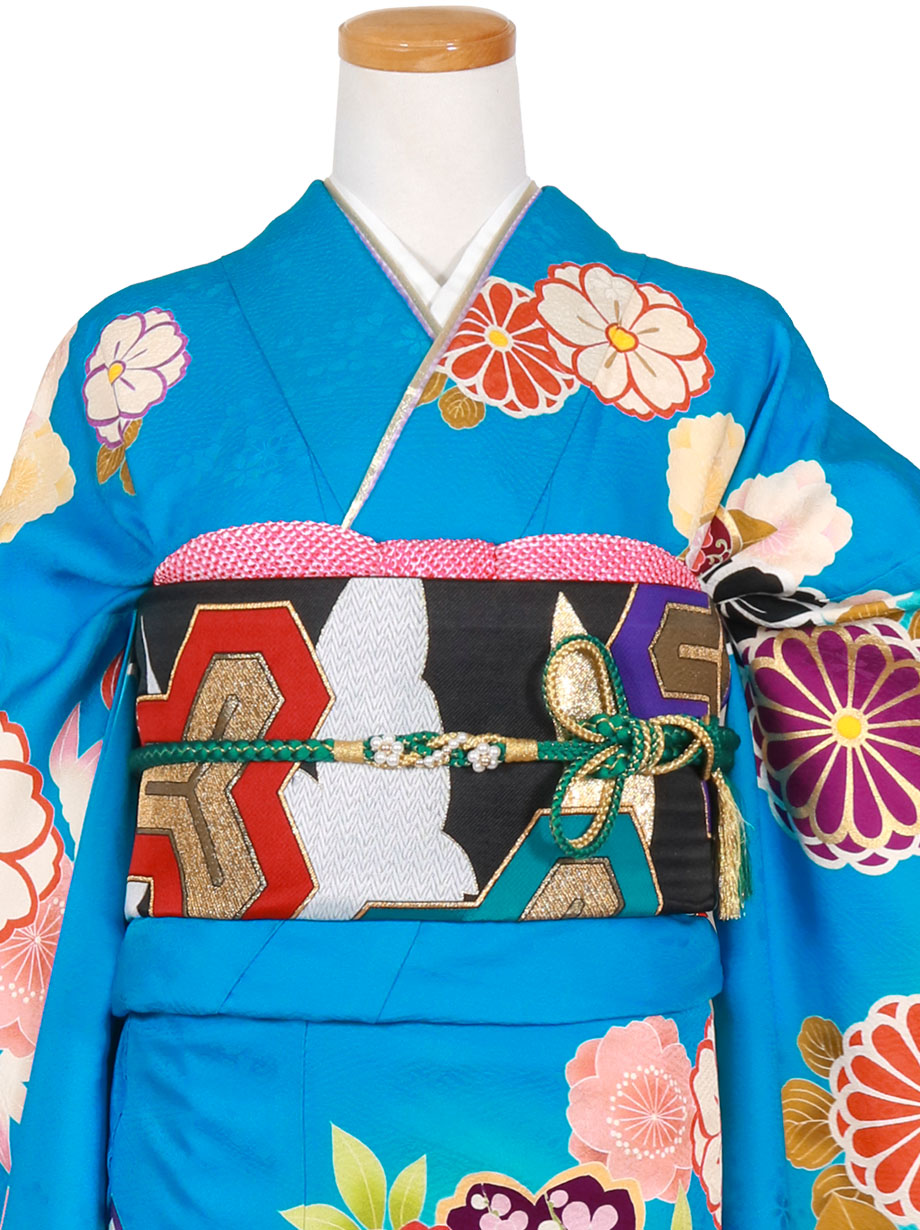 青地に大輪の四季花の振袖／小さめサイズ