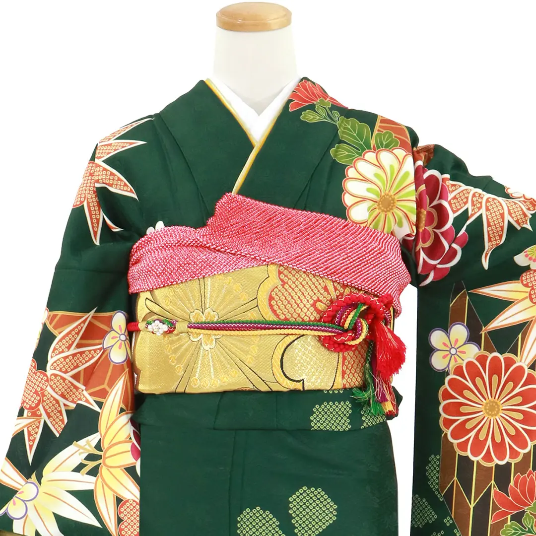 振袖　洗える着物　二尺袖　矢羽　菊　晴れの日　着物　013b d ms 緑地に菊と梅、矢羽の振袖（ポリエステル）／標準サイズ | 宅配着物