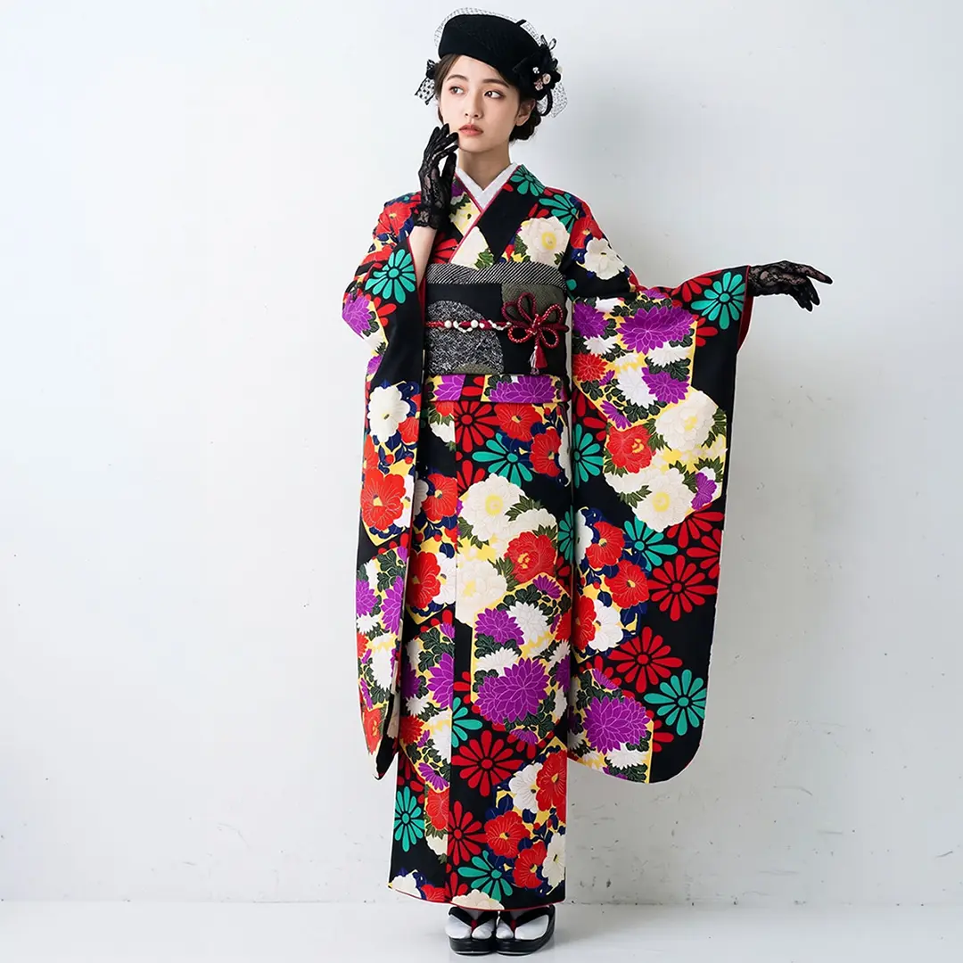 黒地に椿と牡丹、菊菱の振袖（ポリエステル）／標準サイズ／着用イメージ