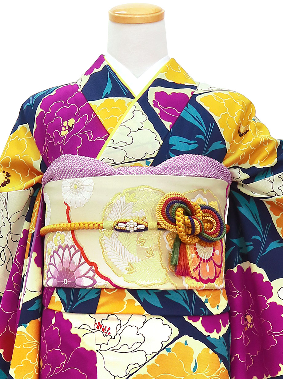 青地に菱型の牡丹の振袖（ポリエステル）／標準サイズ