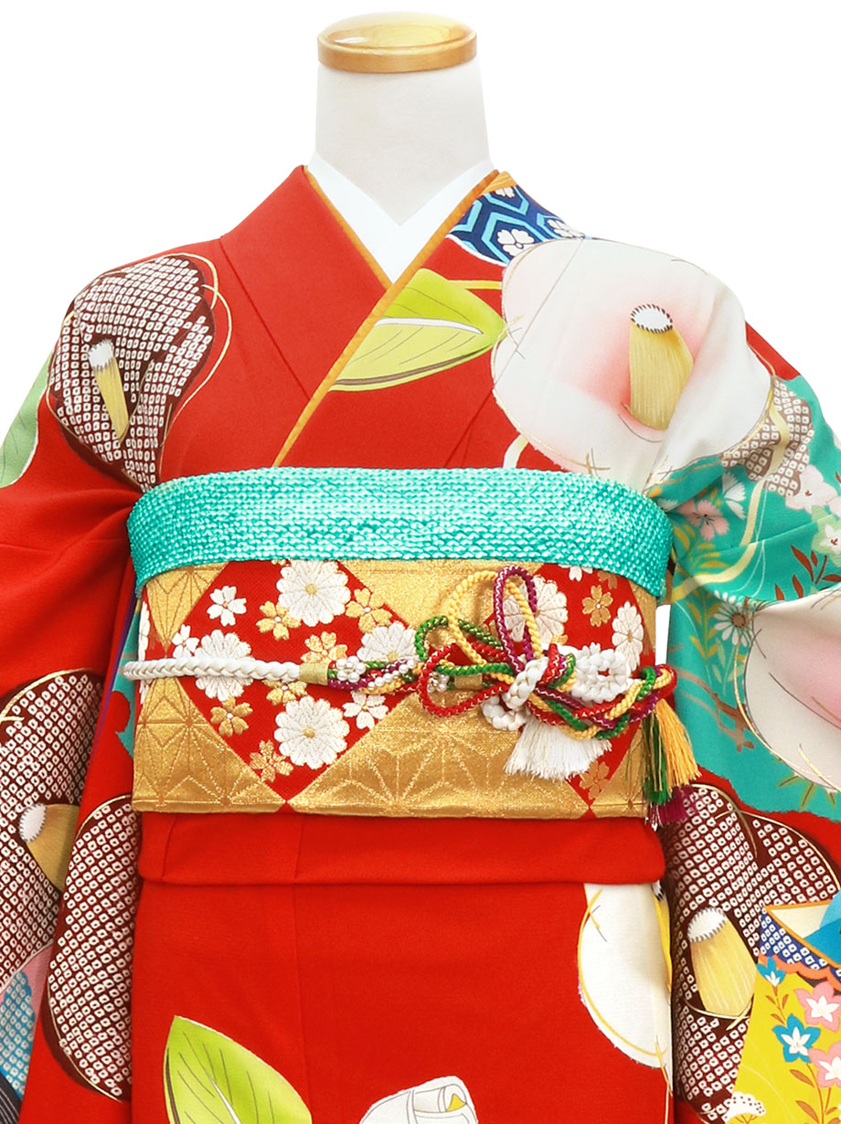 赤地に大きな白椿と貝桶の振袖（ポリエステル）／標準サイズ