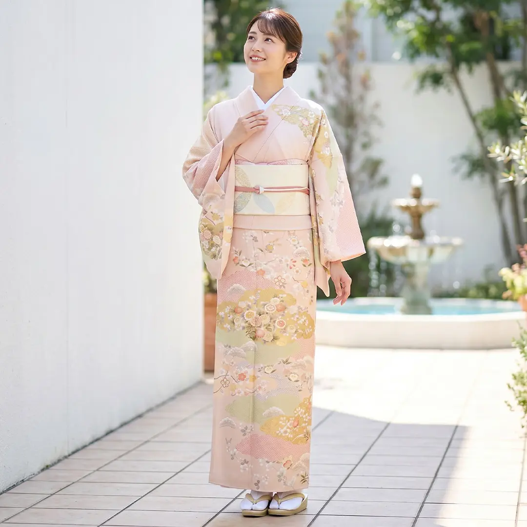 【夏におすすめ】淡桃地に源氏雲と秋草の訪問着(絽)／着用イメージ