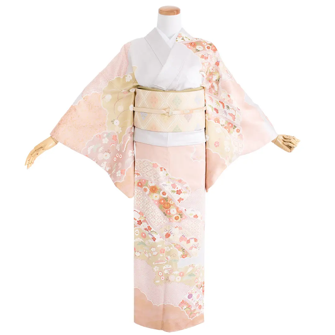 サーモンピンク地に雲取り四季花文様と宝尽くしの訪問着(袷)／正面