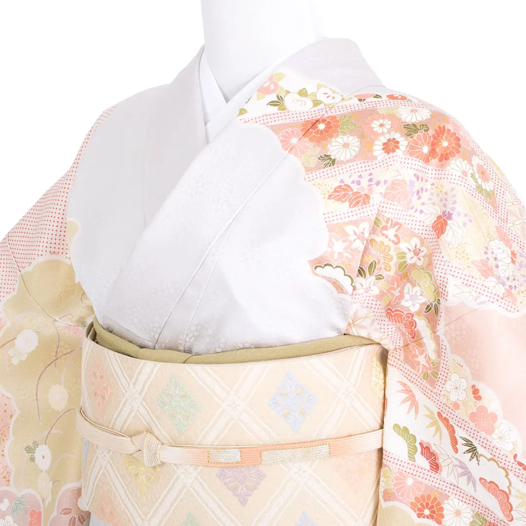 サーモンピンク地に雲取り四季花文様と宝尽くしの訪問着(袷)／斜め詳細