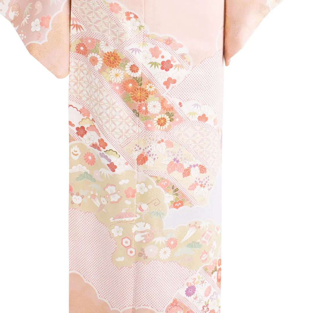 サーモンピンク地に雲取り四季花文様と宝尽くしの訪問着(袷)／裾