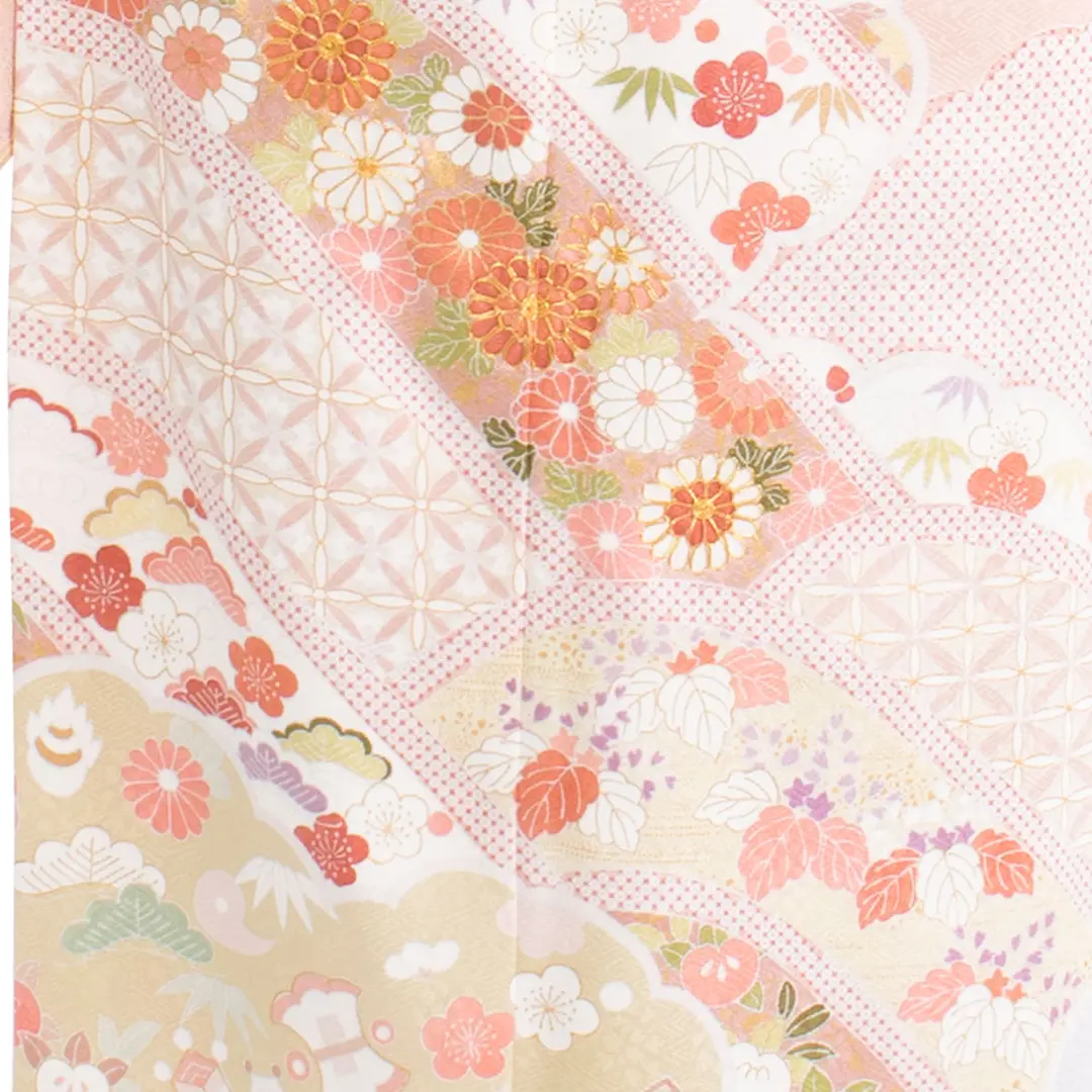 サーモンピンク地に雲取り四季花文様と宝尽くしの訪問着(袷)／柄詳細