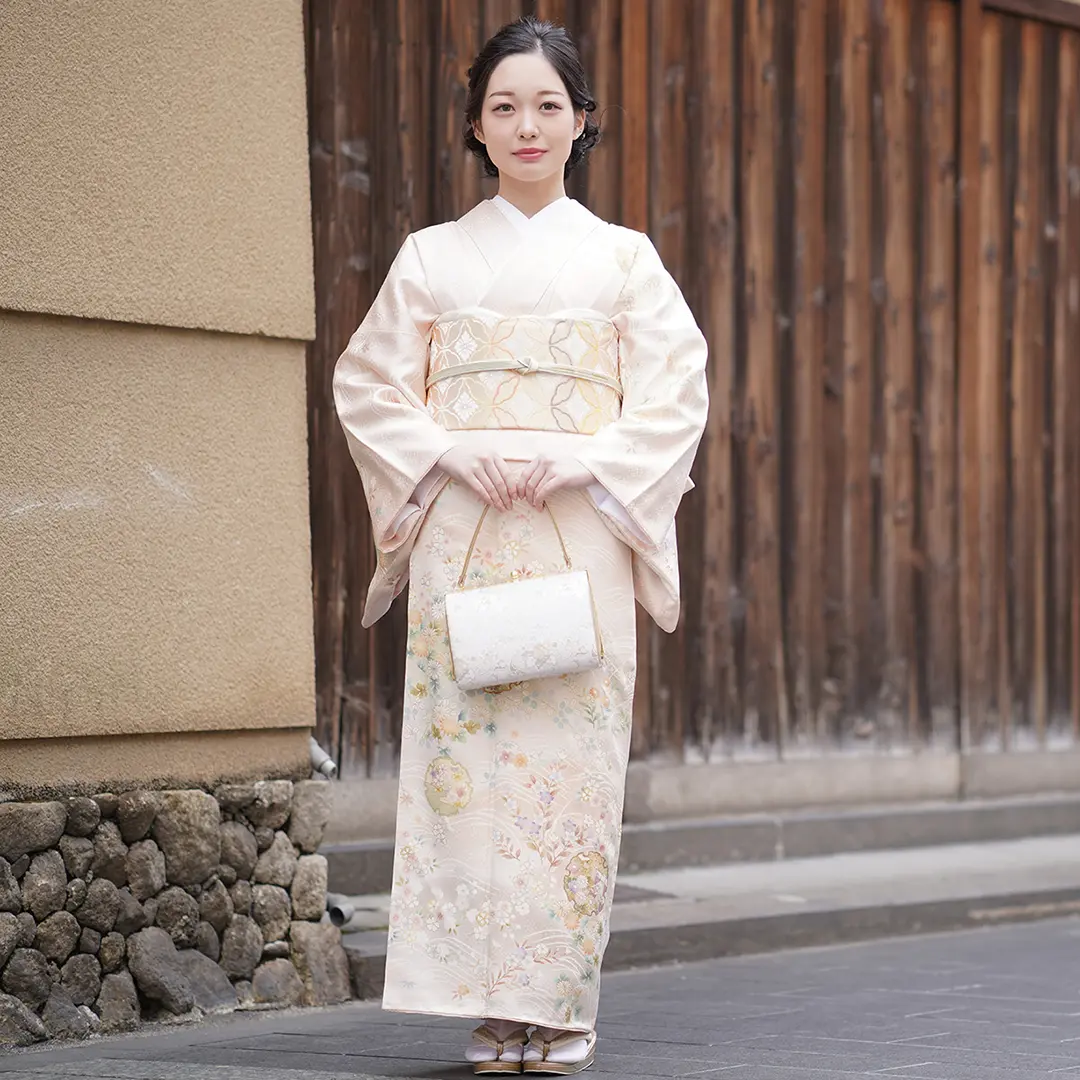 淡いピンク地に雪輪四季花文様の訪問着(袷)／モデル着用1