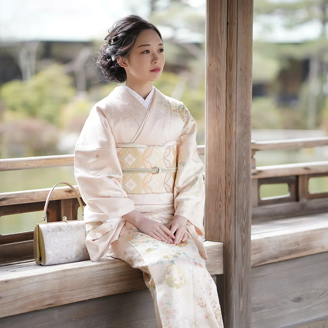 淡いピンク地に雪輪四季花文様の訪問着(袷)／モデル着用4