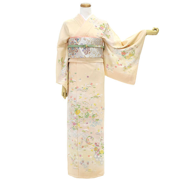 薄オレンジ地に椿と松竹梅の訪問着