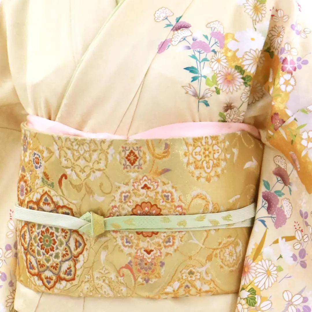 イエローに秋草尽くしの訪問着(袷)／斜め詳細