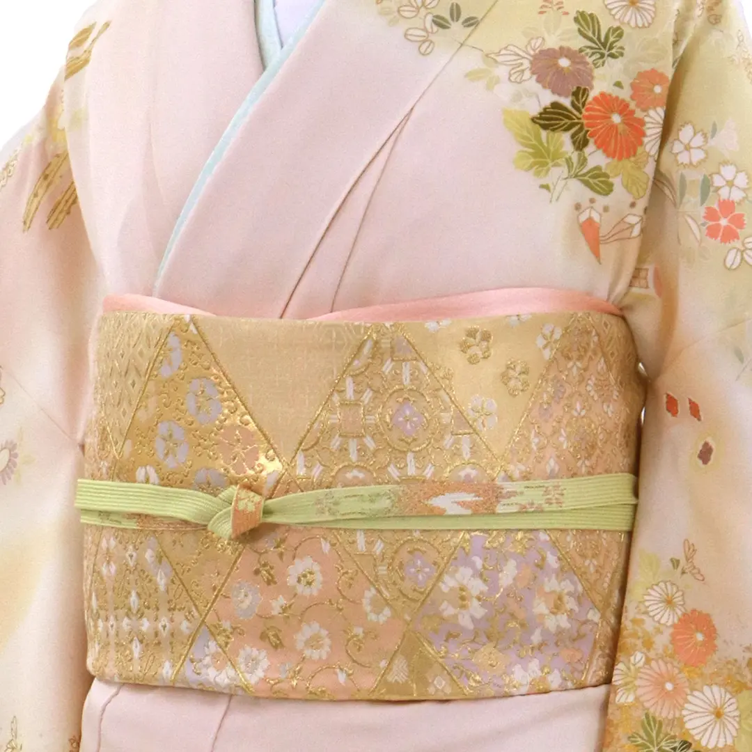 薄桜色に花垣文の訪問着(袷)／斜め詳細