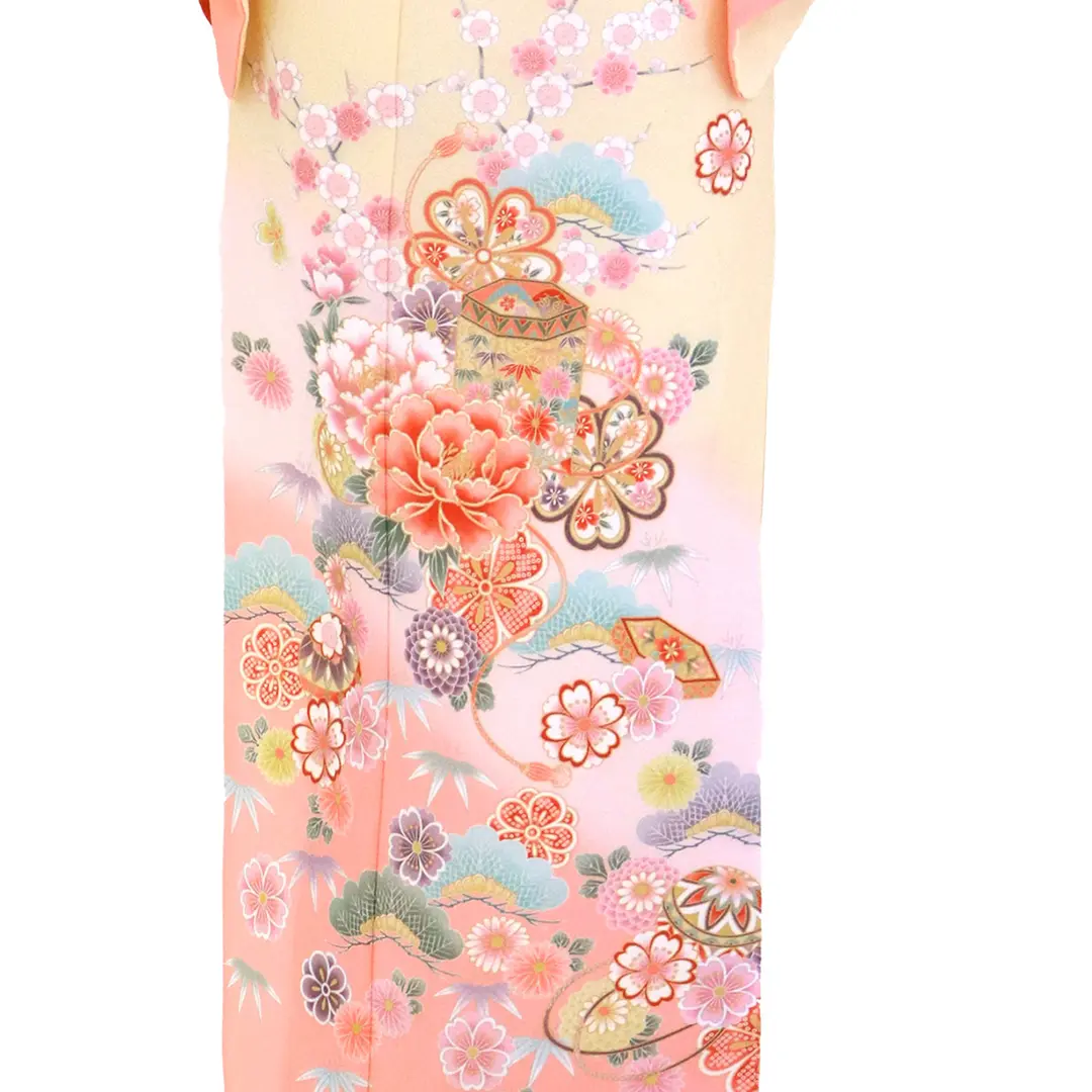 クリーム地に牡丹と貝桶の付下訪問着(袷)（ポリエステル）／裾