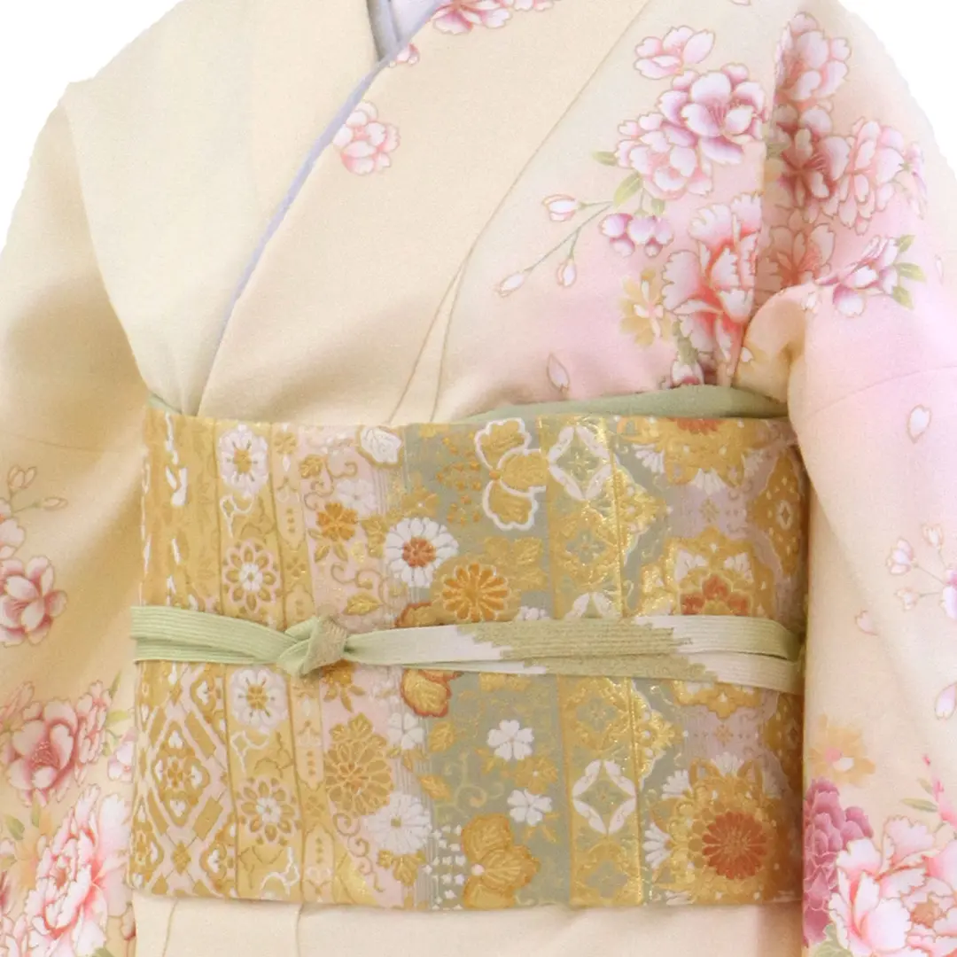 鳥の子色に牡丹尽くしの付下訪問着(袷)（ポリエステル）／斜め詳細