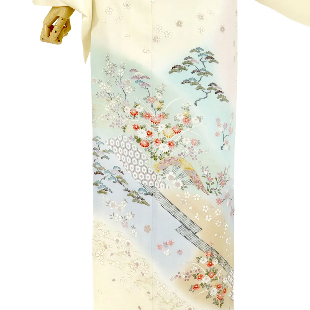 銀木犀色に四季花草の訪問着(袷)／裾