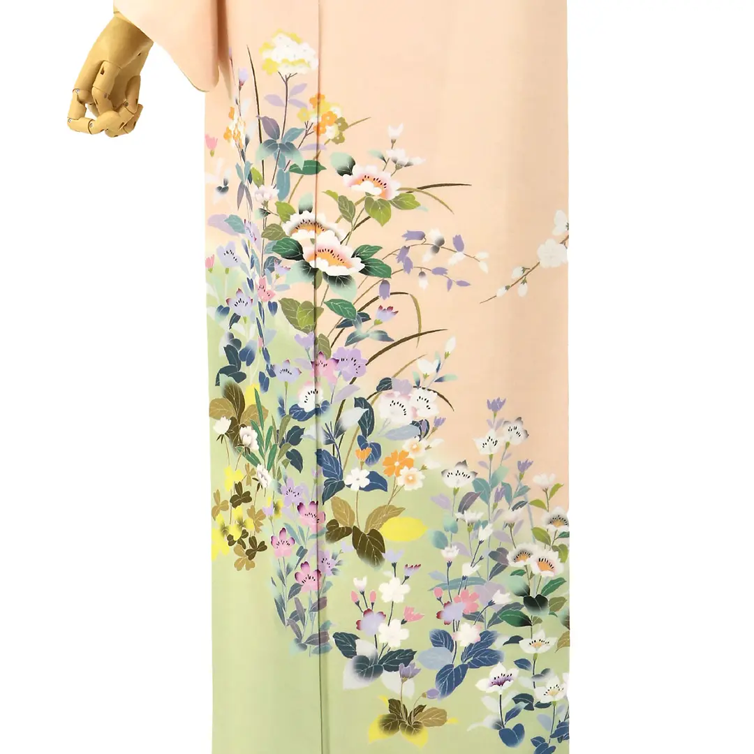 一斤染（いっこんぞめ）地に宿根草（しゅっこんそう）の訪問着(袷)／裾