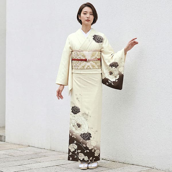 JAPAN STYLE》アイボリー地に焦げ茶と白の牡丹の訪問着（袷