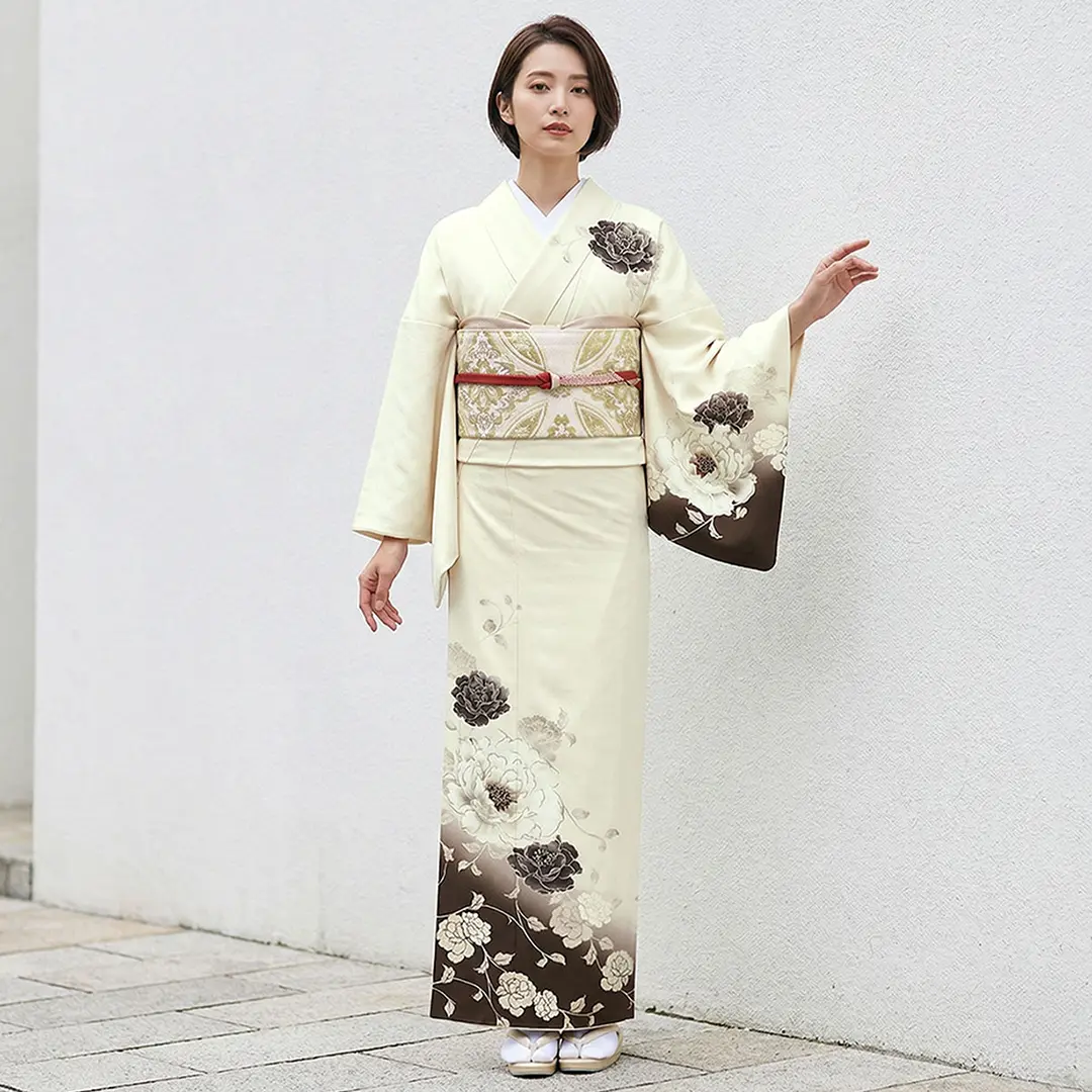JAPAN STYLE》アイボリー地に焦げ茶と白の牡丹の訪問着（袷