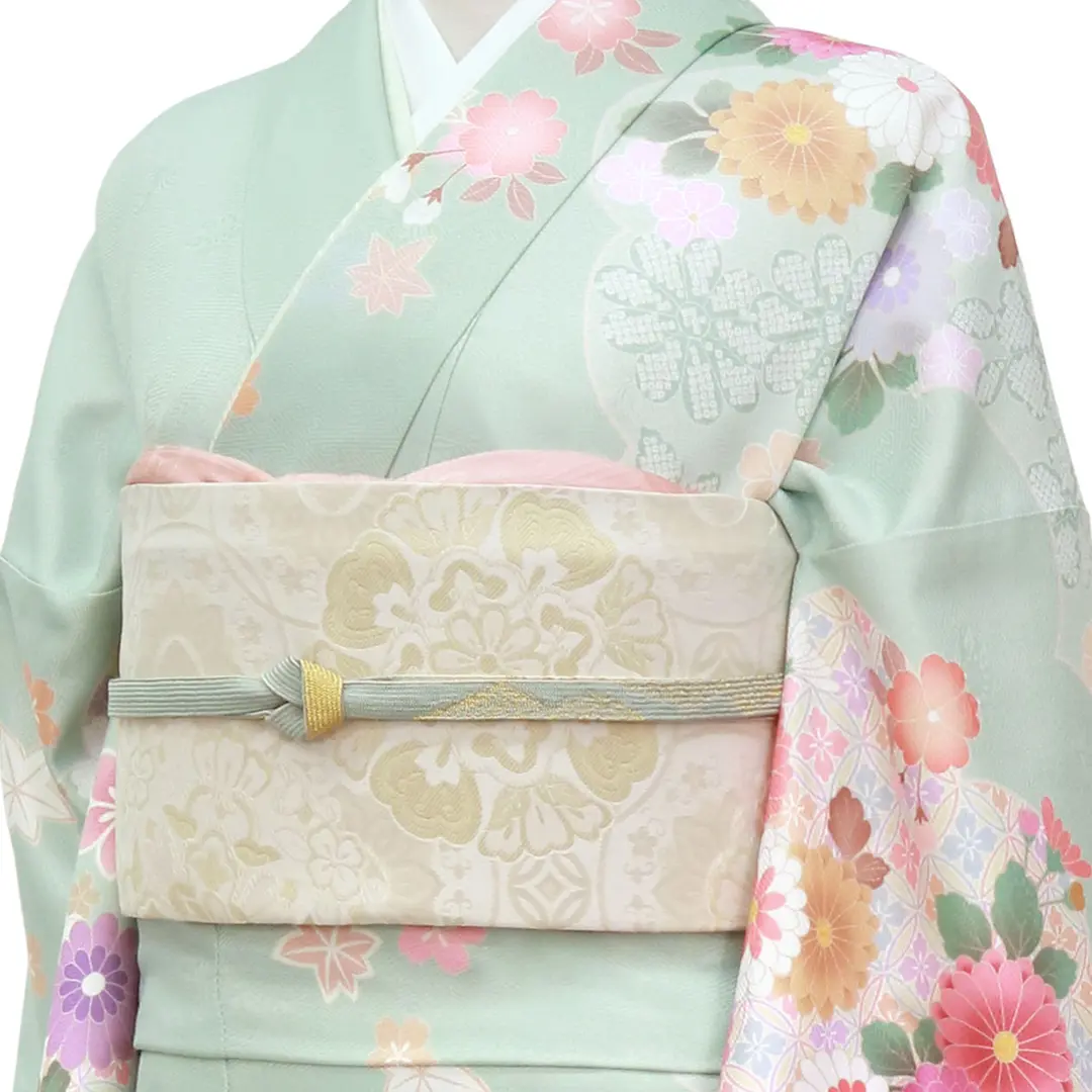 薄緑に雲取、流水とむじな菊の訪問着（袷）（ポリエステル）／斜め詳細