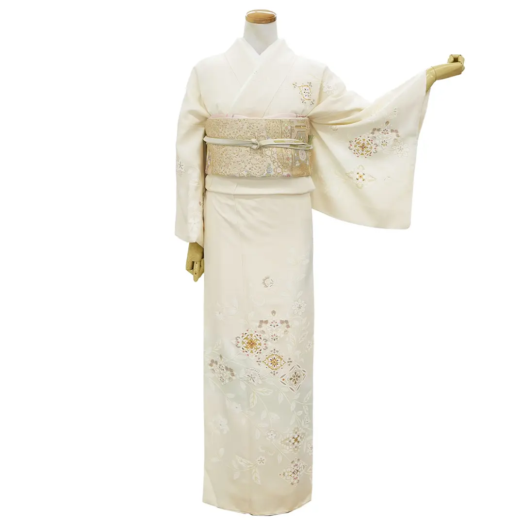 クリーム地に菱と花唐草文の訪問着／正面
