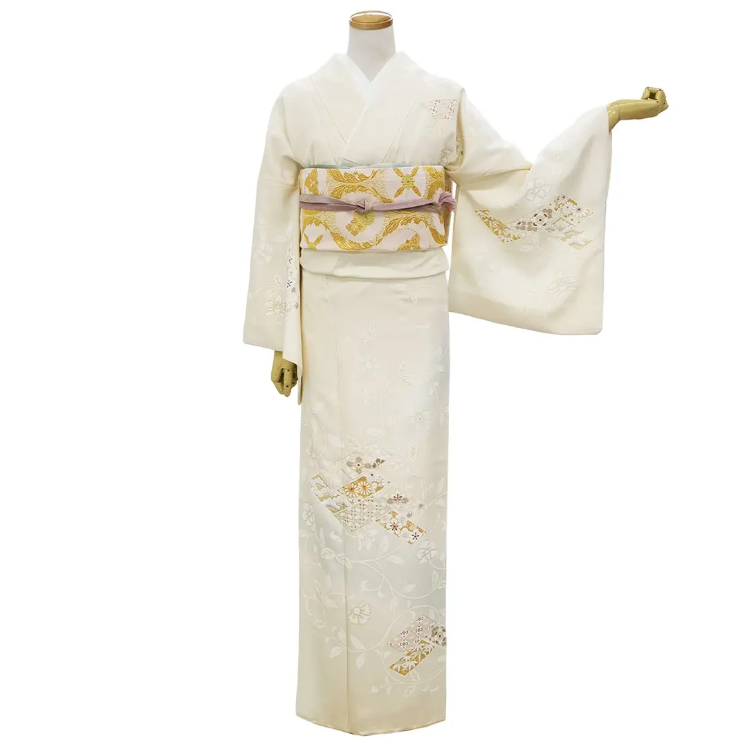 クリーム地に吉祥菱文と唐草の訪問着／正面