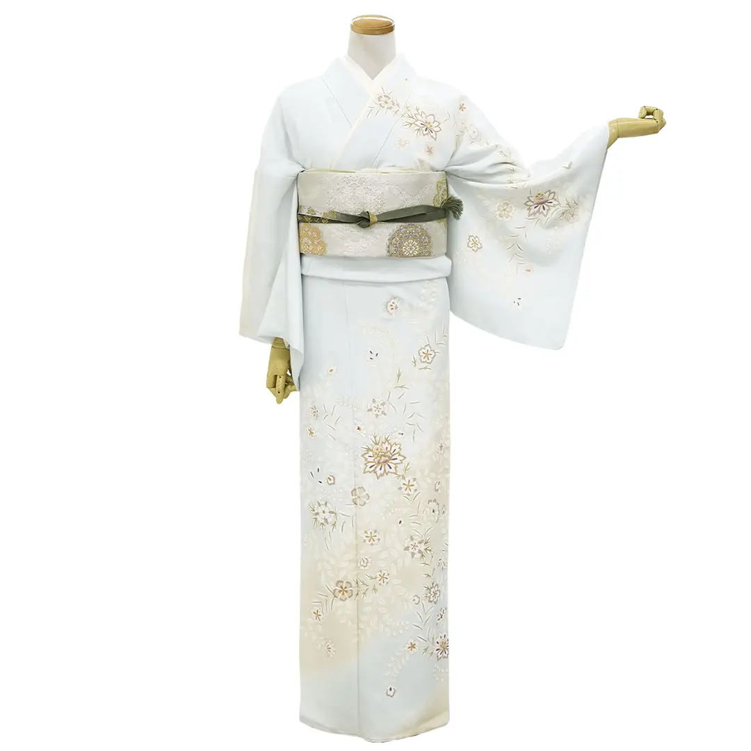 淡い水色地に花唐草文の訪問着／正面