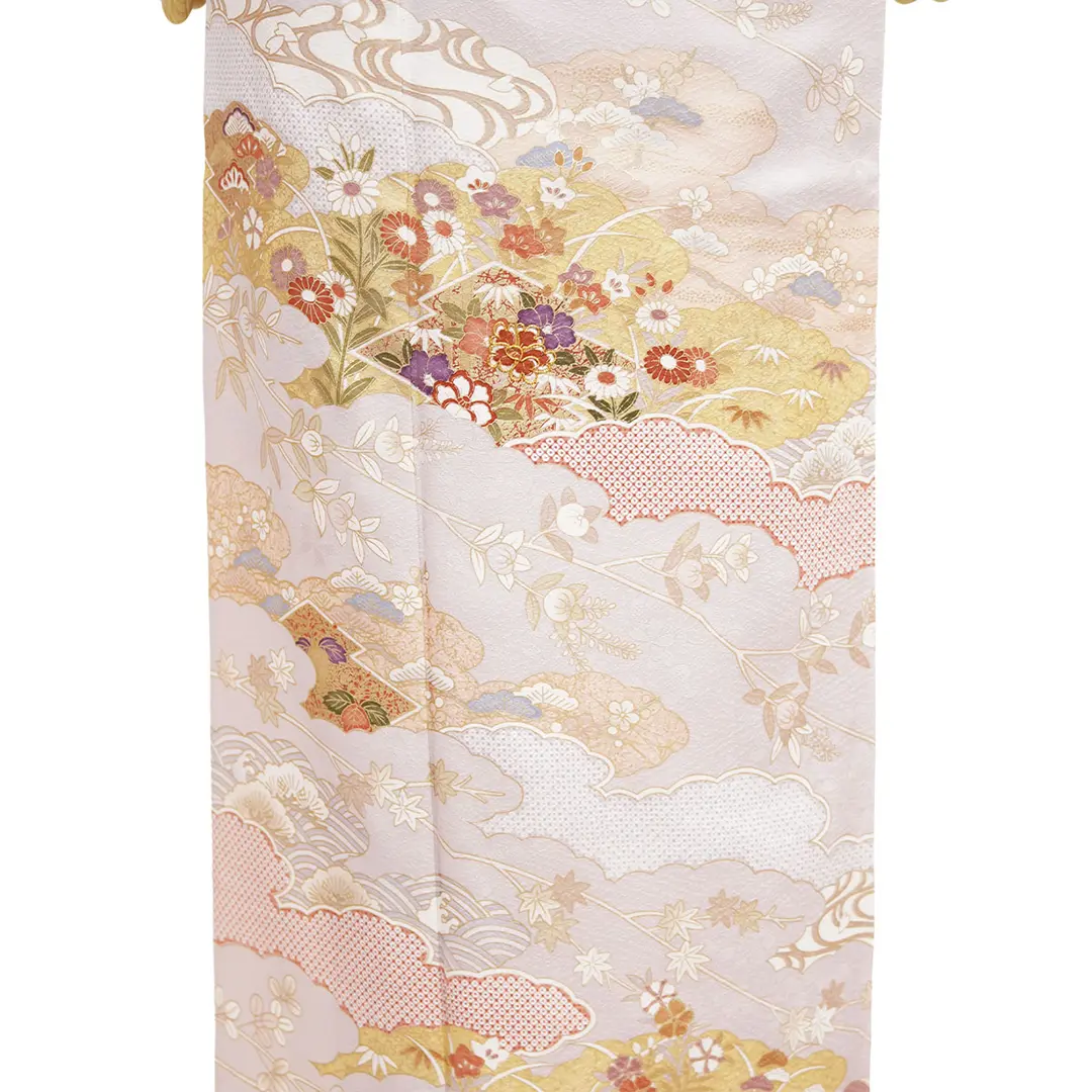 薄い紫地に雲取りと四季花の訪問着／裾