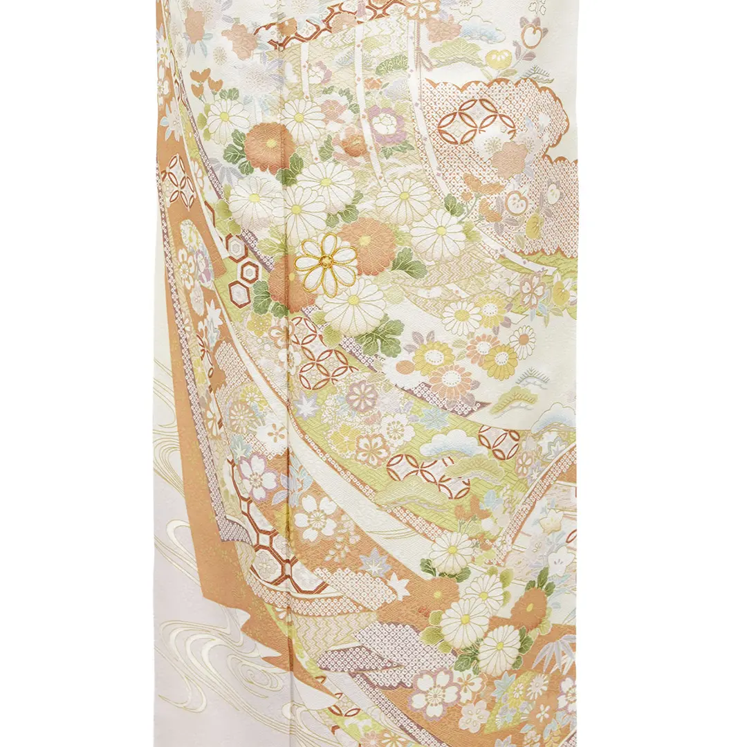 薄ベージュ地に熨斗と菊の訪問着／裾