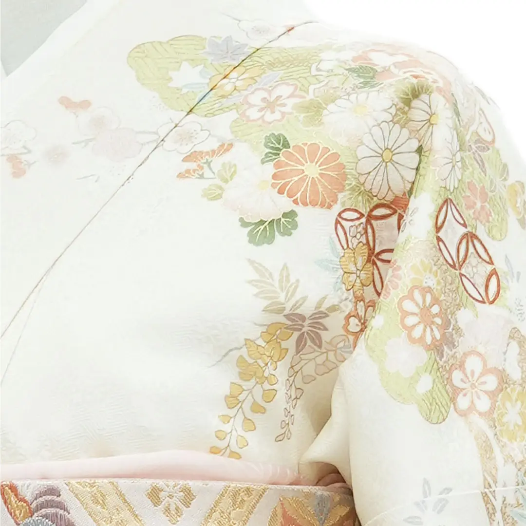 薄ベージュ地に熨斗と菊の訪問着／肩回り