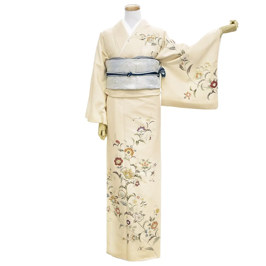 クリームイエロー地に洋花唐草の訪問着（ポリエステル）／正面