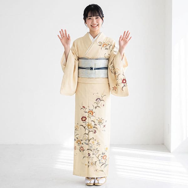 クリームイエロー地に洋花唐草の訪問着（ポリエステル）