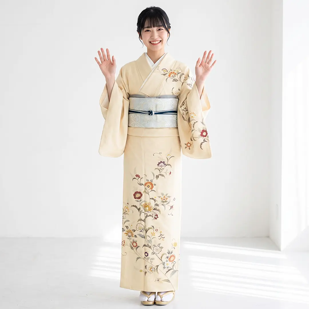 クリームイエロー地に洋花唐草の訪問着（ポリエステル）